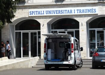 Një 4-vjeçare rrëzohet nga pallati në Lezhë, transportohet te Trauma