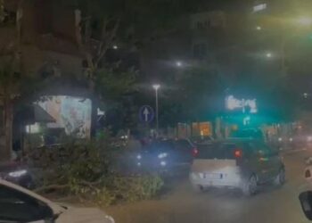 Bëri aksident në Tiranë dhe u largua, shoferi “tradhtohet” nga një send që i ra në vendngjarje