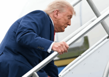 Tallte Biden, por e pëson edhe vetë! Trump pengohet në shkallët e avionit (Video)