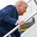 Tallte Biden, por e pëson edhe vetë! Trump pengohet në shkallët e avionit (Video)