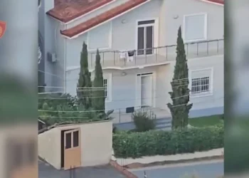 Kishin kthyer vilën në shtëpi publike! Arrestohen 4 kineze, pamjet nga aksioni i policisë