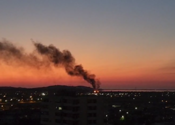 Vatër e re zjarri në Vlorë, flakët përfshijnë zonën e Jallisë së Nartës