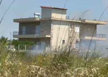 Zjarri në Zvërnec, flakët rrezikojnë banesat dhe kishën pranë lagunës së Nartës