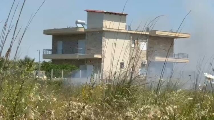 Zjarri në Zvërnec, flakët rrezikojnë banesat dhe kishën pranë lagunës së Nartës