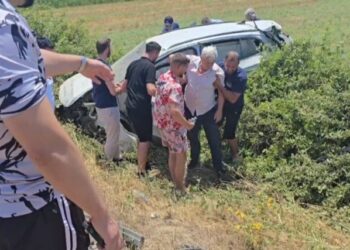 Aksident në Vlorë, taksia me dy turistë përfundon jashtë rruge