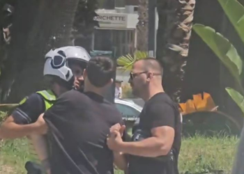 VIDEO – Momenti kur shoferi i Benzit në Vlorë përplas disa herë qëllimisht makinën tjetër