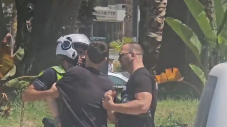 VIDEO – Momenti kur shoferi i Benzit në Vlorë përplas disa herë qëllimisht makinën tjetër