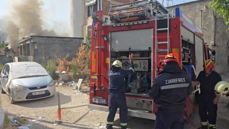 Shkrumbohet nga zjarri një banesë në Vlorë, çfarë dyshohet