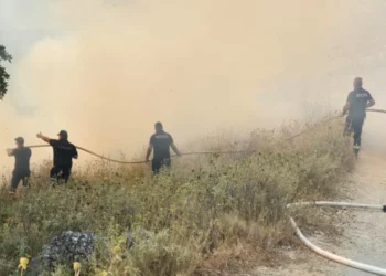 Vijon prej më shumë se 30 orësh zjarri në Pilur të Himarës, pritet ndërhyrje nga ajri