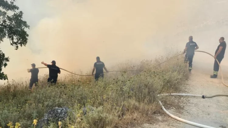 Vijon prej më shumë se 30 orësh zjarri në Pilur të Himarës, pritet ndërhyrje nga ajri