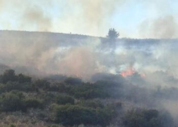 Zjarr i madh në fshatin Çukë të Sarandës, ndërhyrje nga ajri me helikopter