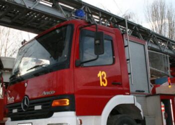 I moshuari harron sobën ndezur, përfshihet nga flakët banesa në Vlorë