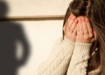 Abuzojnë me një 13-vjeçare, policia vë në pranga dy persona, në kërkim i treti