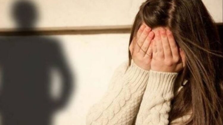 Abuzojnë me një 13-vjeçare, policia vë në pranga dy persona, në kërkim i treti