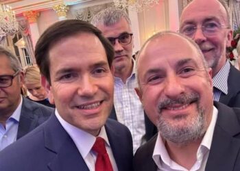 Ambasadori Ervin Bushati bën selfie me sekretarin Marco Rubio