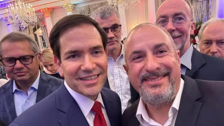Ambasadori Ervin Bushati bën selfie me sekretarin Marco Rubio