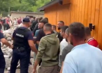 Protestë nga banorët e Thethit, përplasen me policinë, që u heq kabinat prej druri