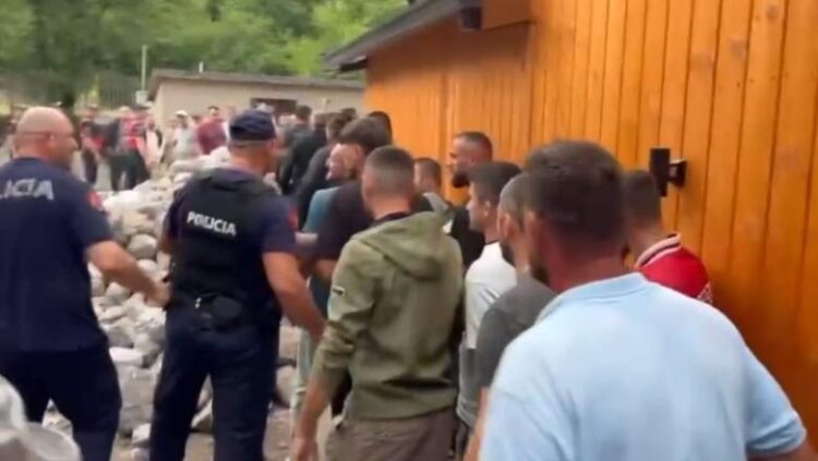 Protestë nga banorët e Thethit, përplasen me policinë, që u heq kabinat prej druri