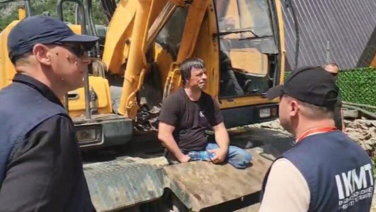 Theth/ Protestuesi me aftësi të kufizuara ulet mbi fadromën e IKMT: Po ma prishët bujtinën, vdes edhe unë