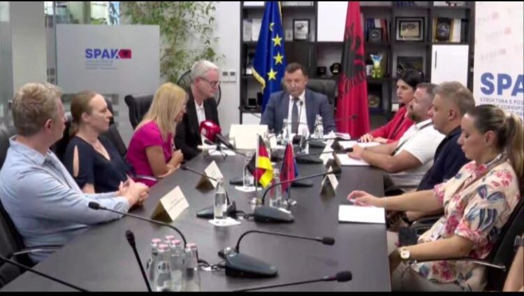 Mashtronin gjermanët me call center duke u hequr si policë, SPAK shkatërron rrjetin me bazë në Tiranë