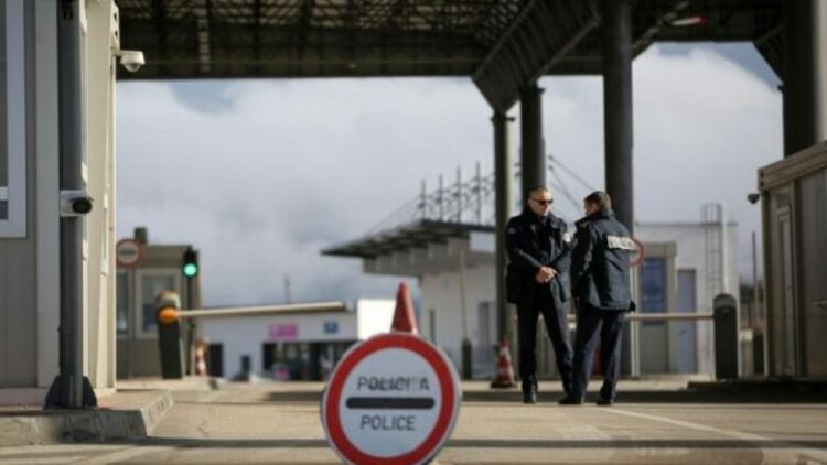 Bllokimi në kufi/ Serbët largohen nga rruga, lirohet qarkullim drejt Jarinës