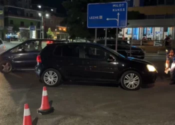 Aksident në Lezhë, këmbësorja përplaset nga automjeti dhe transportohet menjëherë në spital