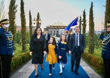 Kërcënohet presidentja Osmani, i përmendet edhe familja