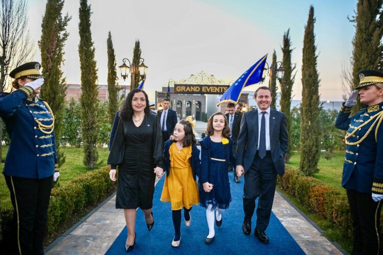 Kërcënohet presidentja Osmani, i përmendet edhe familja