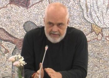 “Do t’i kthehen komunitetit”, Rama: Tre katër guximtarë zënë tërë lulishten e të moshuarve dhe fëmijëve