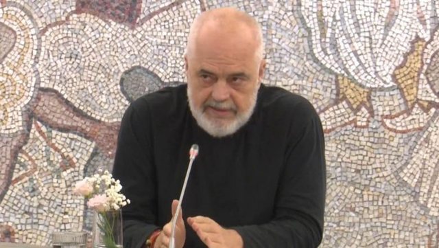 “Do t’i kthehen komunitetit”, Rama: Tre katër guximtarë zënë tërë lulishten e të moshuarve dhe fëmijëve