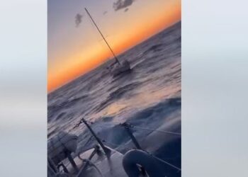 Veliera pësoi defekt/ Shpëtohen tre persona në afërsi të Gjirit të Gramës