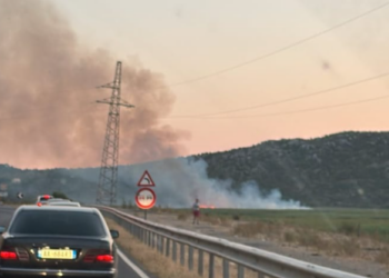 Zjarr në Velipojë, tymi pushton rrugën kryesore