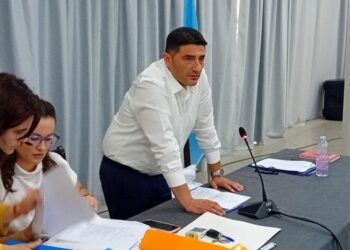 “Një zyrë – një kushëri” – Denoncimi: Kryetari i Këshillit Bashkiak në Sarandë, Asaf Stroka “rrjetin e punësimit familjar” brenda Bashkisë