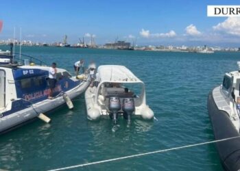 Fundoset gomonia, Policia Detare shpëton 5 persona në Durrës