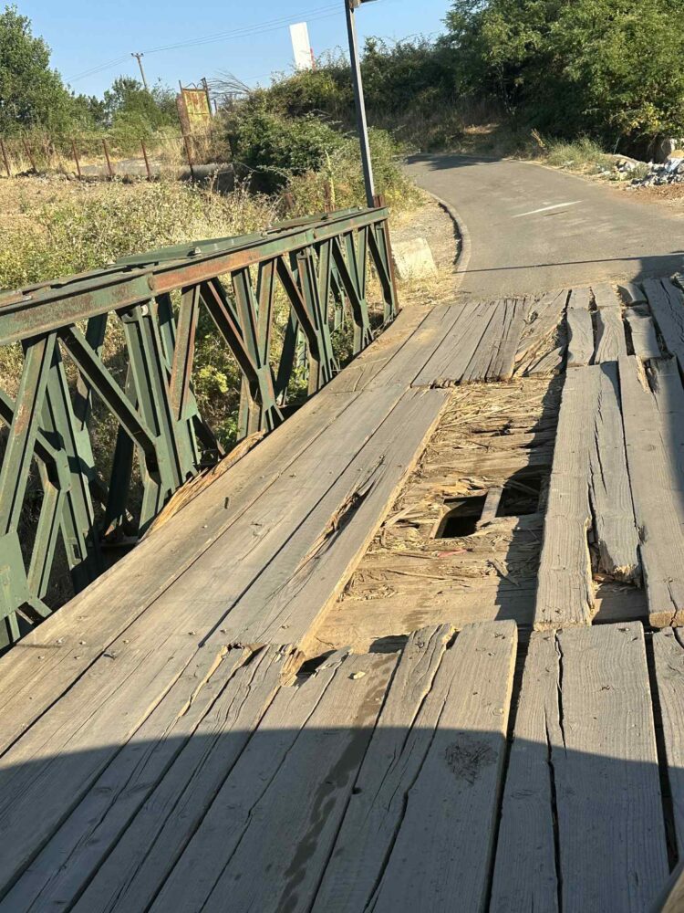 Mat/ Banorët e Komsisë vuajnë për rrugën, bashkia mbyll “sytë dhe veshët”. Duhen vetëm dy lopata asfalt