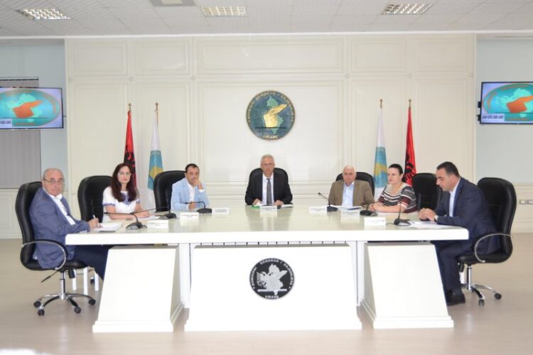 Lapaj ngel jashtë Kuvendit, KQZ ia jep mandatin kushërirës së tij, Xhuveli! Doshi djeg listën e mbyllur