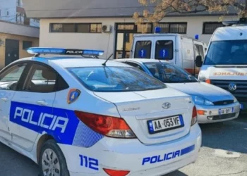 Krim tronditës/ 26-vjeçarja në Fier mbyt babanë me tel dhe e kallëzon në polici si aksidentale, u ndihmua nga e ëma