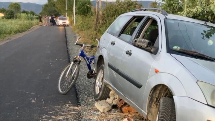 Aksident i rëndë në Lezhë, makina përplas 10-vjeçarin me biçikletë, fëmija niset drejt Traumës