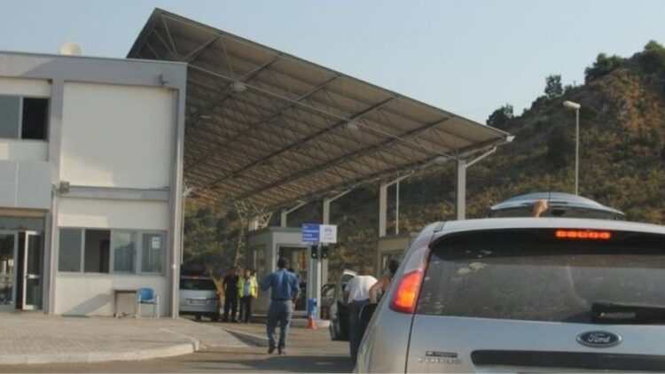 “Shko merr 150 euro, mos bërtit se të thashë 200″/ Korrupsioni në Qafë-Botë, si doganieri i kërkoi para shqiptarit për të shmangur gjobën