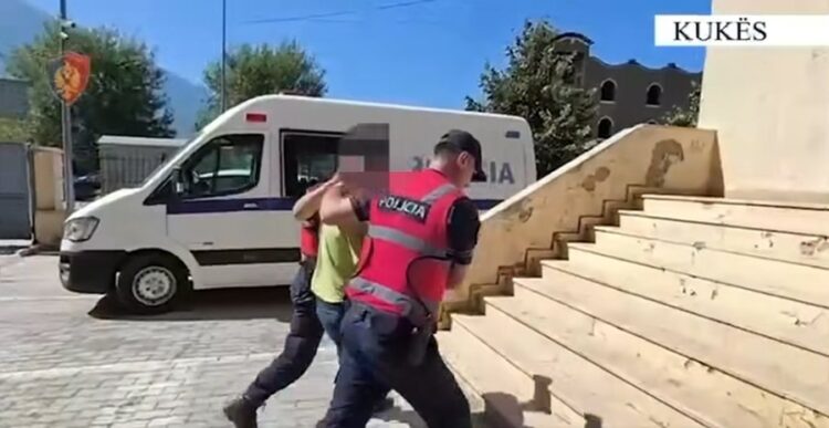 Iu gjetën në banesë municione dhe një kallashnikov, arrestohet