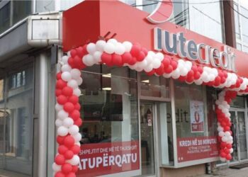 Zgjerohet SKANDALI me mikrokreditë, mashtrohet gruaja në Tiranë/ Me kartën e saj u aplikua për kredi te “IUTE Credit”