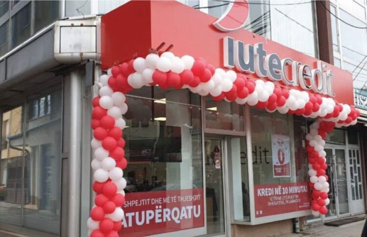 Zgjerohet SKANDALI me mikrokreditë, mashtrohet gruaja në Tiranë/ Me kartën e saj u aplikua për kredi te “IUTE Credit”