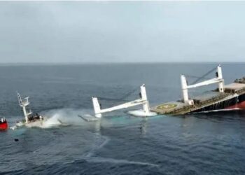 Rebelët huthi fundosin anijen e dytë kargo në Detin e Kuq