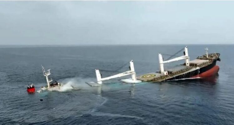 Rebelët huthi fundosin anijen e dytë kargo në Detin e Kuq