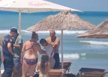 Vlorë/ Mbytet në det turistja e huaj, e bija në gjendje të rëndë