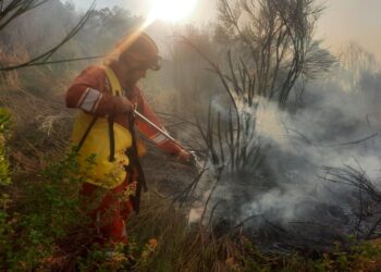 Zjarret në vend, ja vatrat kritike ku kërkohet ndërhyrja me helikopter