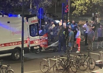 ‘Range Roveri’ përplas motorçiklistin në mes të Tiranës, i plagosuri çohet në spital