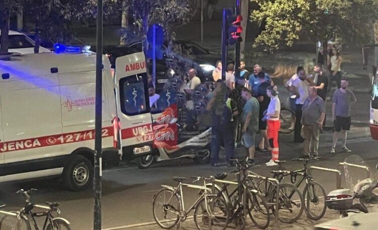 ‘Range Roveri’ përplas motorçiklistin në mes të Tiranës, i plagosuri çohet në spital