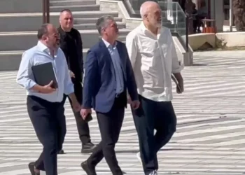 Kush janë 21 drejtuesit e Bashkisë Vlorë që dorëzuan dorëheqjen pas urdhrit të Ramës (Emrat)