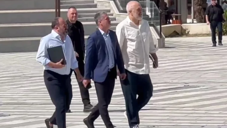 Kush janë 21 drejtuesit e Bashkisë Vlorë që dorëzuan dorëheqjen pas urdhrit të Ramës (Emrat)